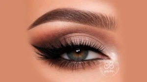 آرایش چشم با چسب